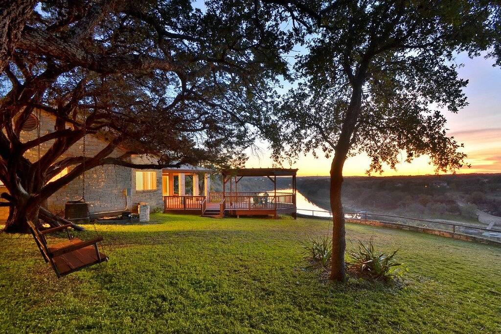 Regal riverfront home with 2 cabins - 2 miles to marina in Lake Travis