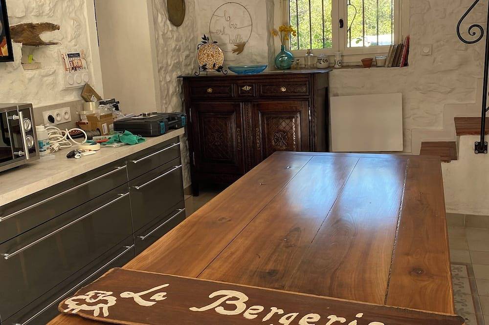 Charmante bergerie et ses annexes/ piscine à 2 pas de la mer. Animaux acceptés in Roquefort-les-Pins, Cannes region