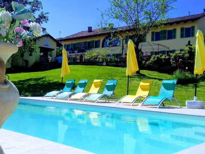Location de vacances pour 18 personnes, avec jardin ainsi que piscine et terrasse, animaux acceptés à Tigliole