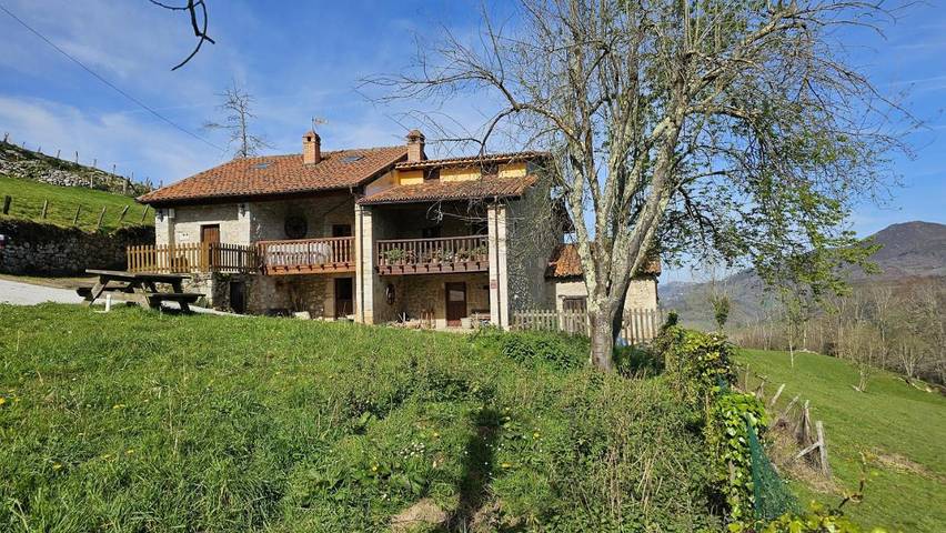Casa rural para 6 personas, con jacuzzi además de balcón y jardín en Comarca de Oriente