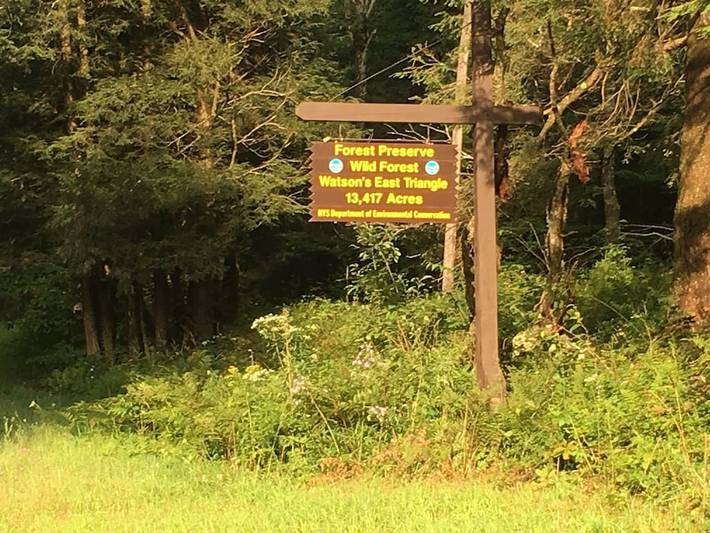Log cabin for 5 people, with terrace and yard in Adirondack Mountains