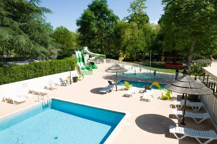 Camping pour 4 personnes, avec Terrasse et Jardin ainsi que Bassin pour enfant et Piscine
