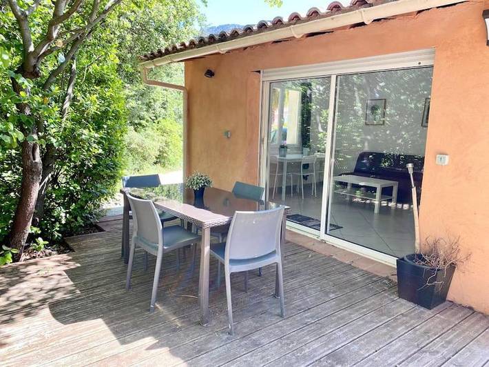 Gîte pour 4 personnes, avec jardin et vue ainsi que terrasse et piscine, animaux acceptés à Le Revest-les-Eaux - 2