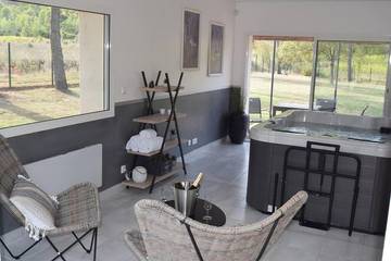 Cottage pour 4 personnes, avec jardin et jacuzzi à Carnas