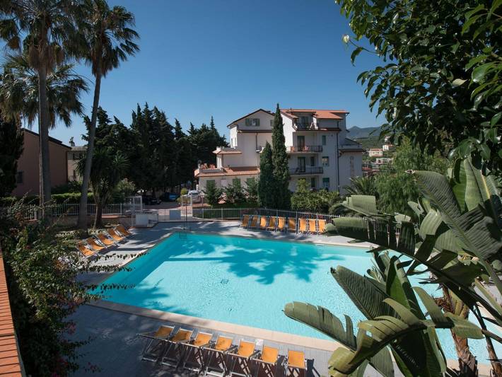 Ferienwohnung für 3 Personen, mit Balkon und Terrasse sowie Garten und Pool in Pietra Ligure Gemeinde