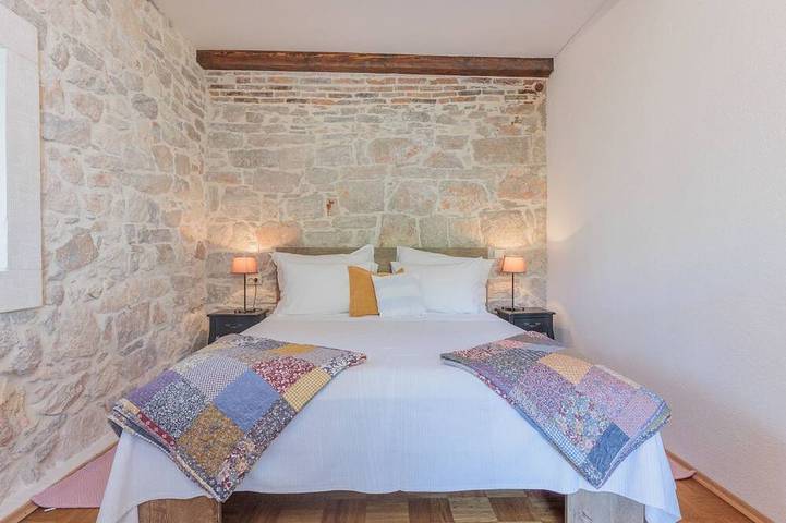 Traditionelles Steinhaus am Meer in Preko in Plaža Jaz, Poljana