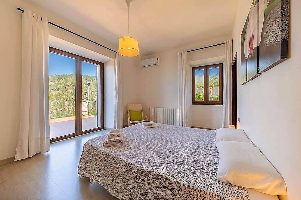 Beautiful Restored Finca, Private Pool, Superb Sea/Sunset Views in the Pretty Village of Banyalbufar in Banyalbufar, Mallorca Westen