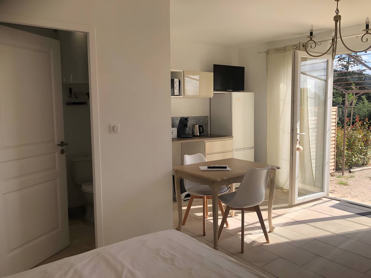 Studio entier, Studio « La Cigale » avec vue sur la montagne, Wi-Fi et climatisation in Taillades, Parc naturel régional du Luberon