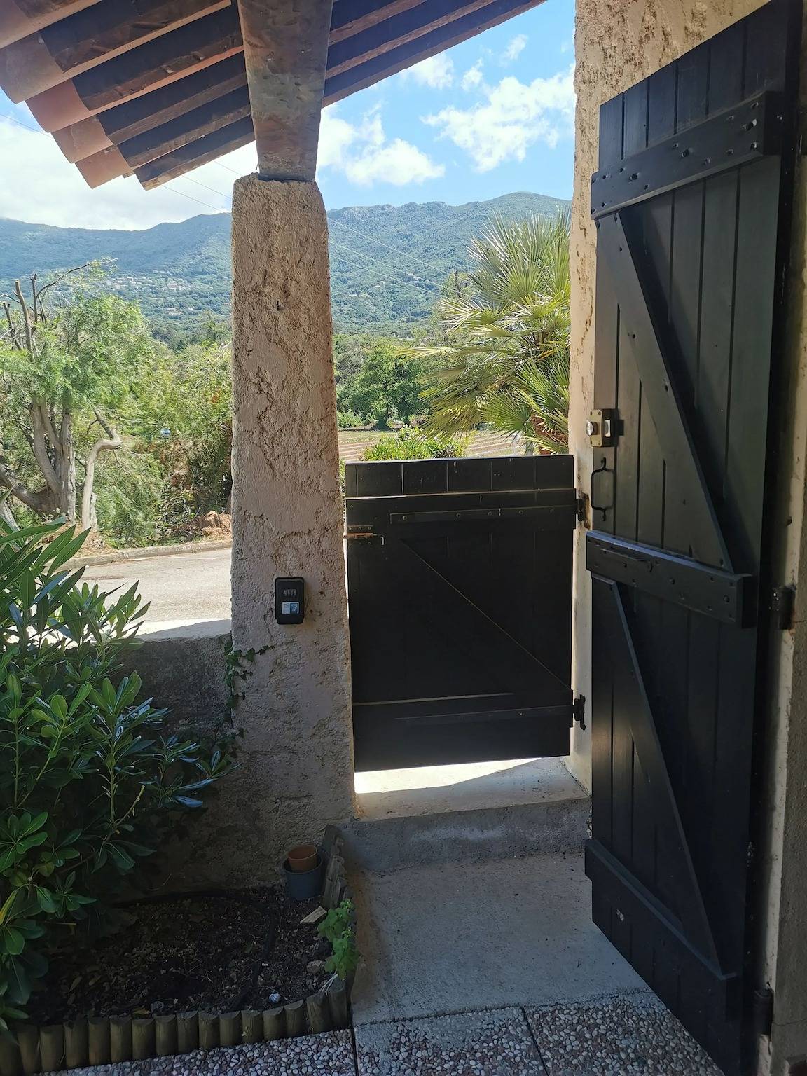 Casa acogedora en Calcatoggio con jardín vallado. in Tiuccia, Calcatoggio