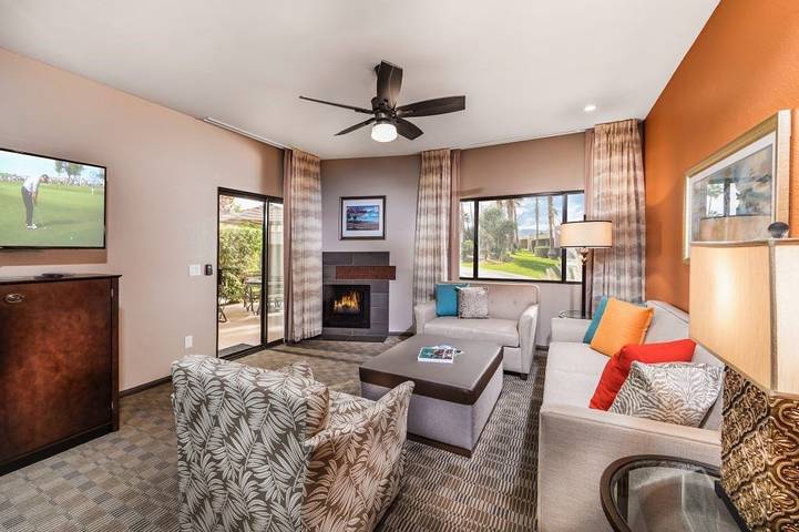 Villa for 4 people, with balcony and pool as well as sauna in Palm Springs
