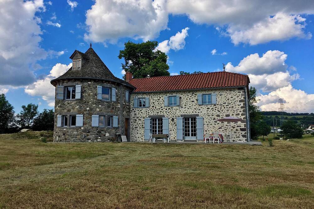 Homerez - Spacious House with Mountain View in Naucelles in Aurillac, Aurillac region
