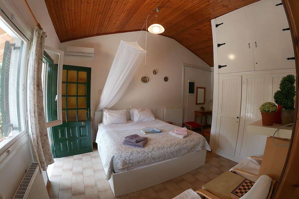 Cottage, walk to beach and tavernas, stunning sea and mountain views in Paleokastritsa, Corfou