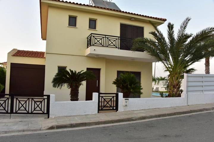 Villa for 6 people, with Balcony and Hot tub as well as Terrace and Garden in Larnaca District