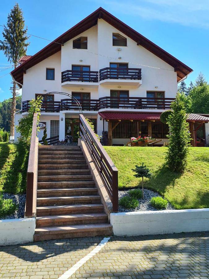 Maison d’hôte pour 6 personnes, avec Terrasse ainsi que Jardin et Piscine dans Sucevița