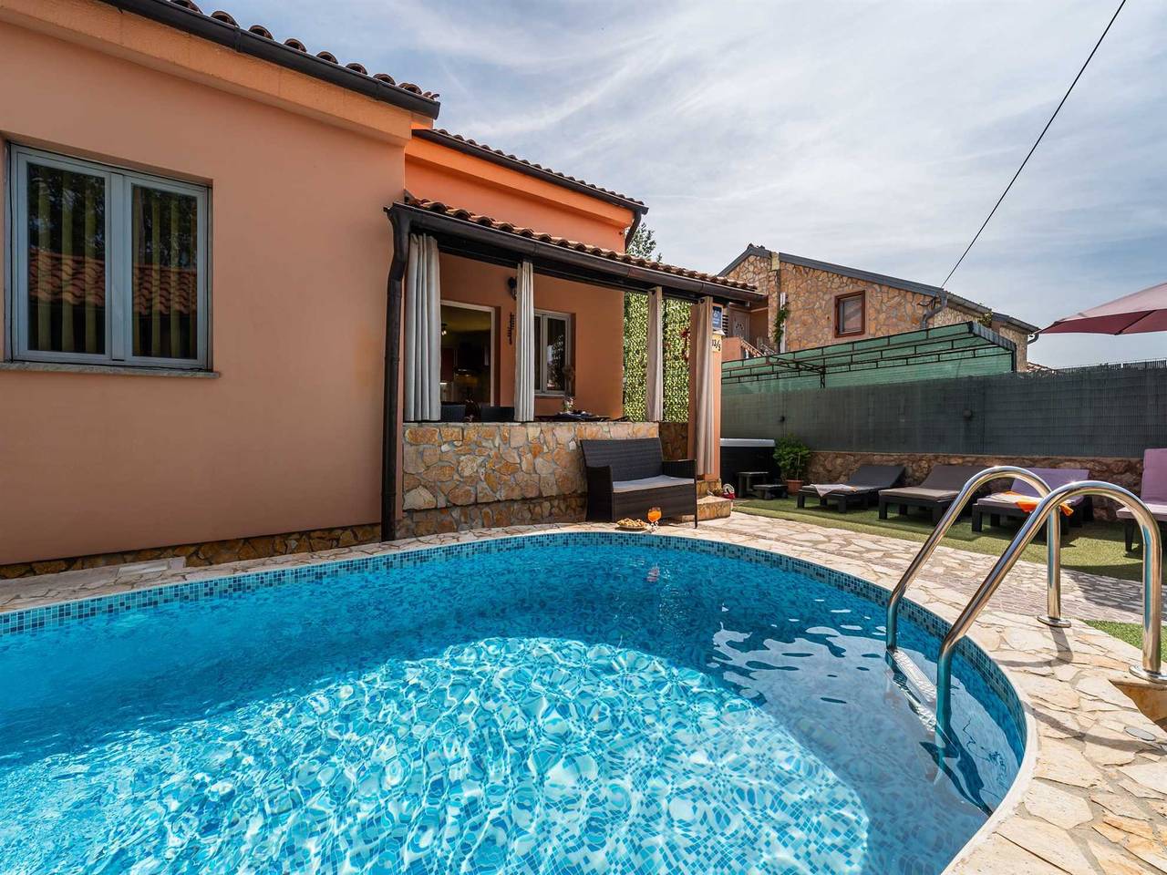 Ferienhaus Ana – Entspannendes Haus mit beheiztem Pool und Jacuzzi in Županje, Polje