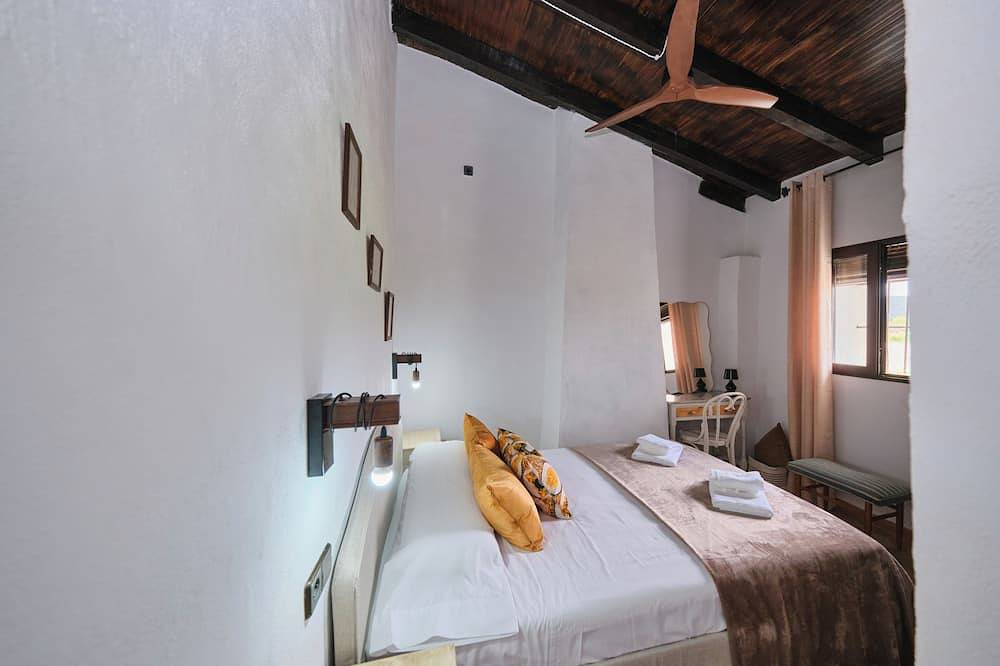 Luxury bedroom in Tejeda with a view of Lake Bermejales. in Arenas del Rey, Cordillera Penibética