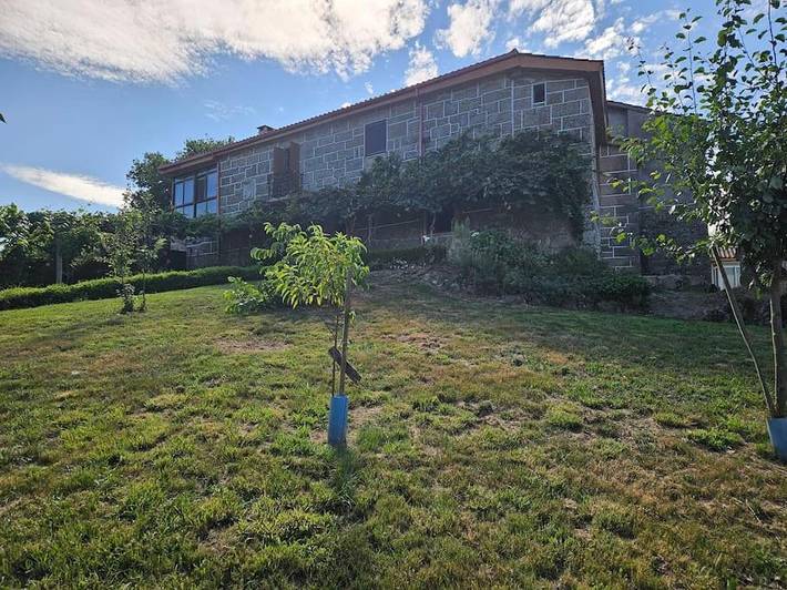 Casa rural para 12 personas, con Balcón y Terraza además de Jardín y Vistas en Junquera de Ambía