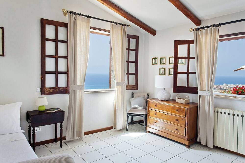 Gli Ulivi - Quattro Camere da Letto Villa, Ospiti Massimo 8 in Capo d'Orlando, Provincia di Messina