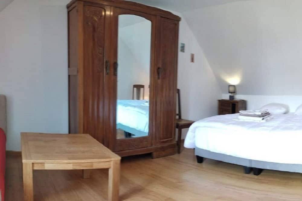 Independent Breton family house in Ploubazlanec, Côte de Goëlo