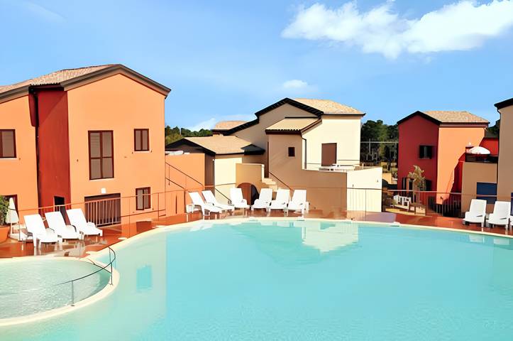 Ferme pour 6 personnes, avec piscine et terrasse en Corse