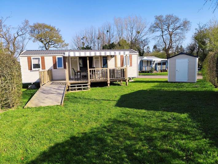 Location de vacances pour 8 personnes, avec Terrasse ainsi que Jardin et Piscine à Saint-Symphorien-le-Valois