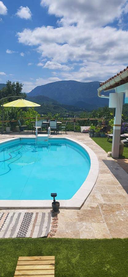 Villa pour 6 personnes, avec jardin ainsi que piscine et jacuzzi