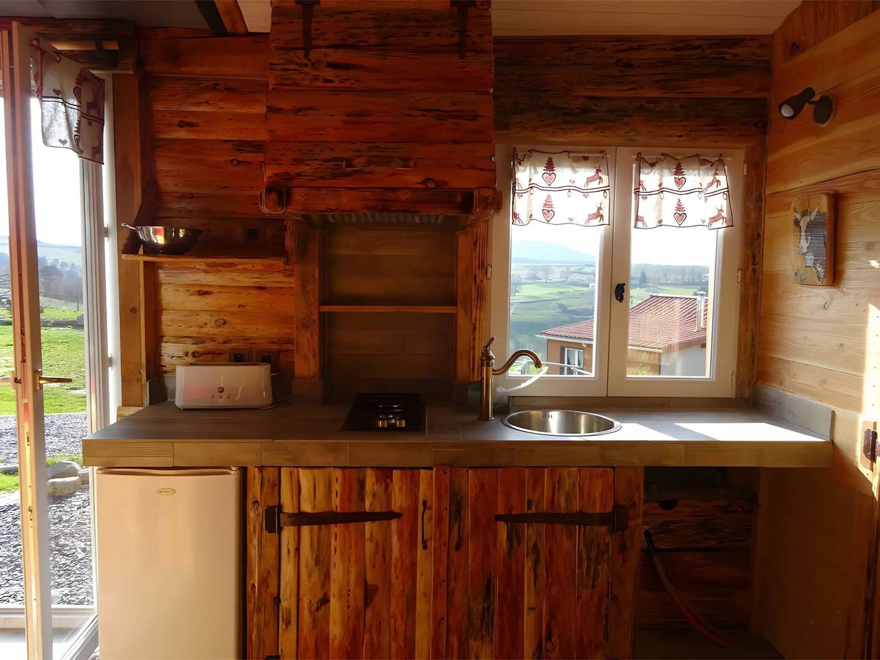 Habitación de huéspedes «Le Ranch» con vistas a la montaña, jardín compartido y Wi-Fi in Alto Loira