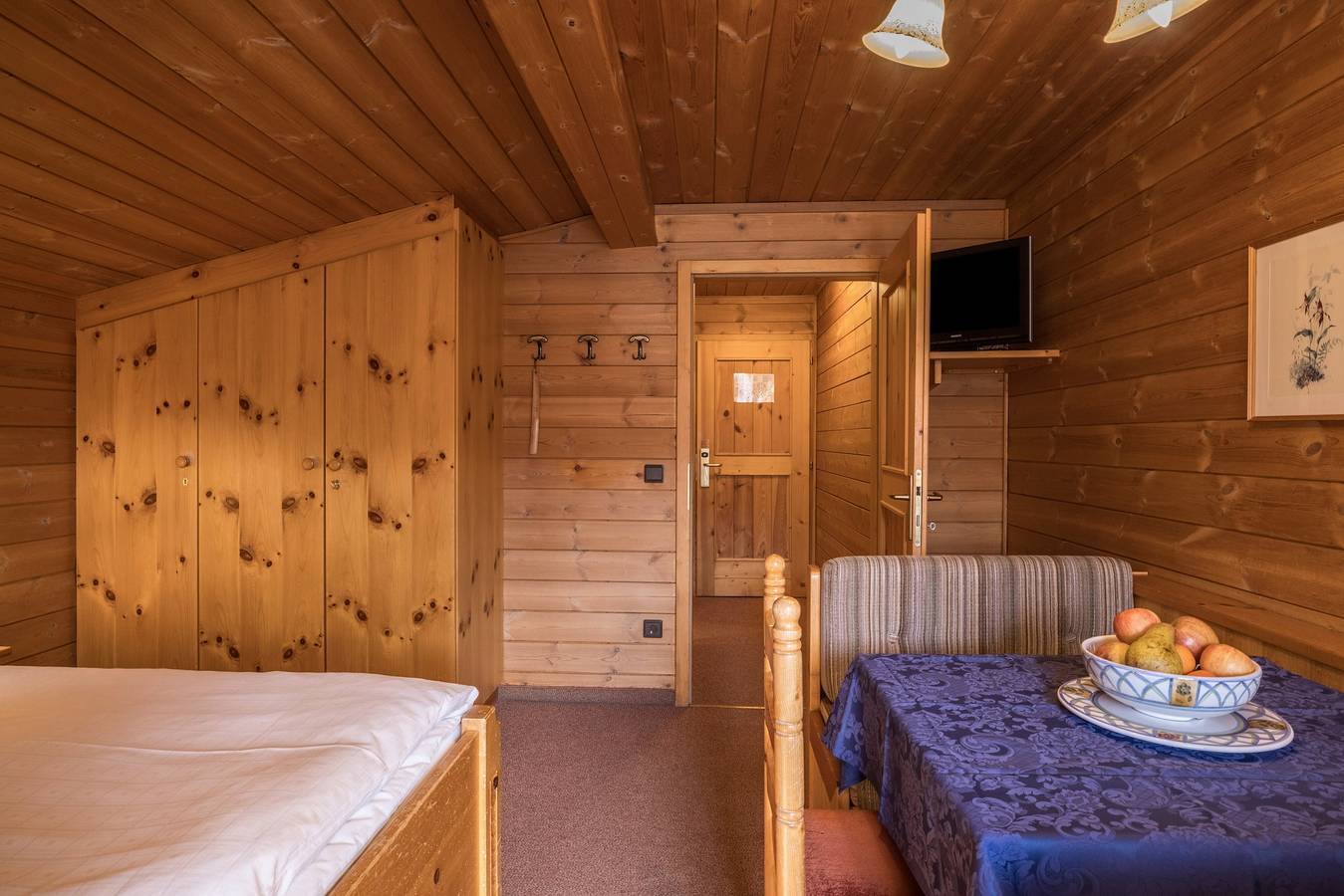 Ganze Wohnung, Einzimmerapartment "Ciasa ai Pini 210" in der Nähe von Skiliften mit Bergblick & Sauna in San Cassiano, Abtei