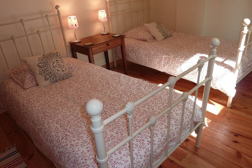 Beautiful 2 bedroom cottage 5 minutes from the River Charente in Crazannes, Région de Saintes