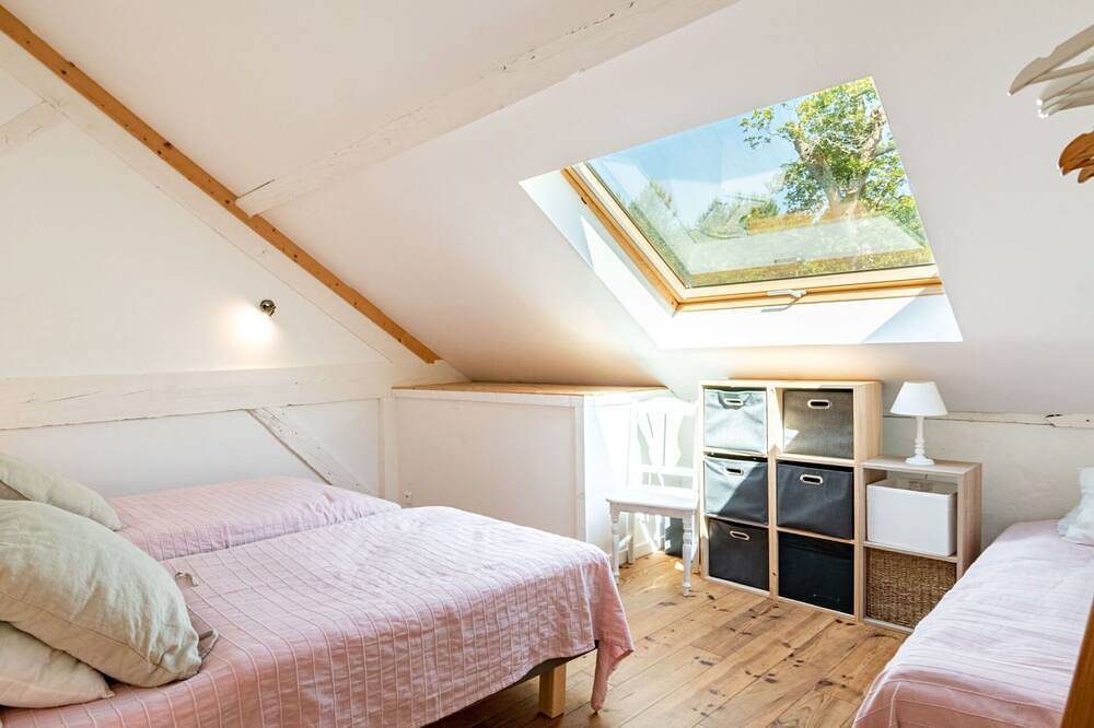 Stunning private villa for 12 guests with private pool, Wifi, terrace and pets allowed in Saint-Julien-en-Born, Côte d’Argent