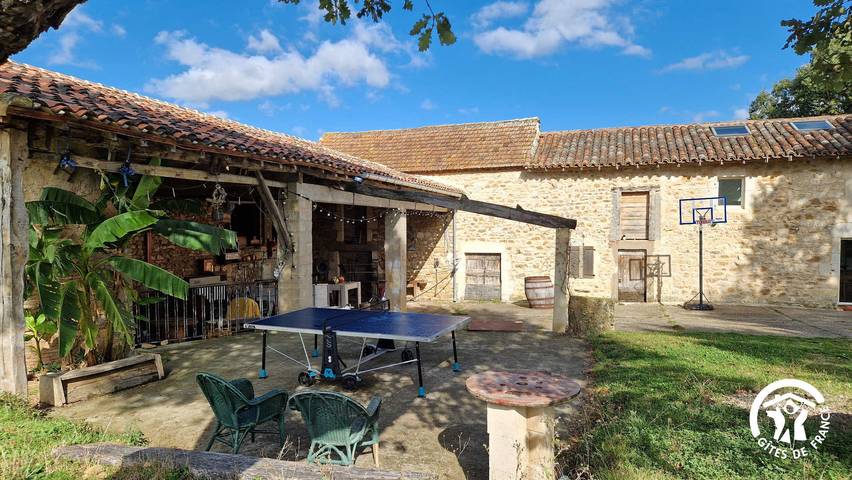 Gîte pour 7 personnes, avec Terrasse ainsi que Jardin et Piscine à Mouzieys-Panens