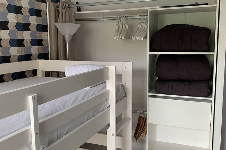 Ganze Wohnung, Disneyland Paris 3 minutes away, sleeps 7, 2 bedrooms. in Chessy, Seine-et-Marne