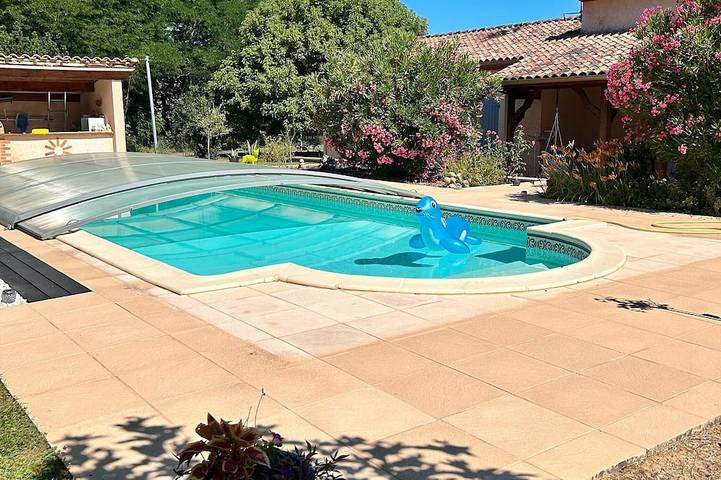 Appartement de vacances pour 2 personnes, avec terrasse ainsi que jardin et piscine
