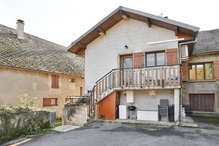 Location de vacances pour 8 personnes, avec Balcon et Jardin dans La Biolle