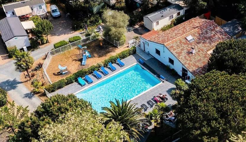 Camping für 2 Personen, mit Terrasse und Pool auf der Ile de Re