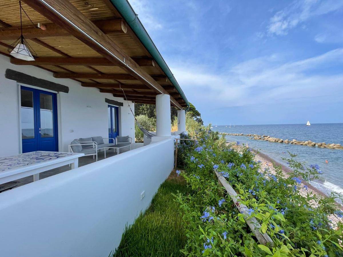 Villa Maris - accesso diretto alla spiaggia in Santa Marina Salina, Salina
