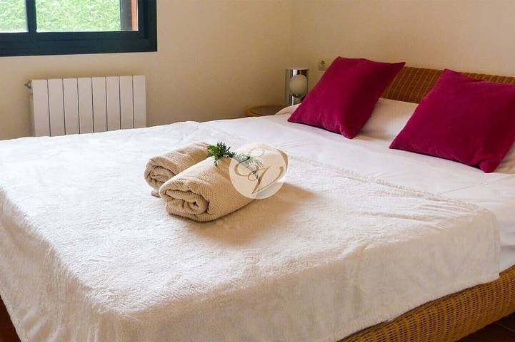 Location de vacances pour 6 personnes, avec piscine ainsi que terrasse et jardin à Navata - 4