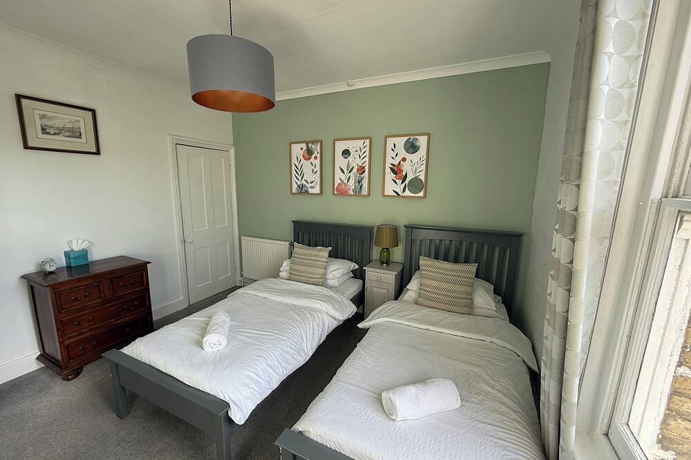 Charming 2 bed cottage in the heart of Canterbury with parking nearby in Kent