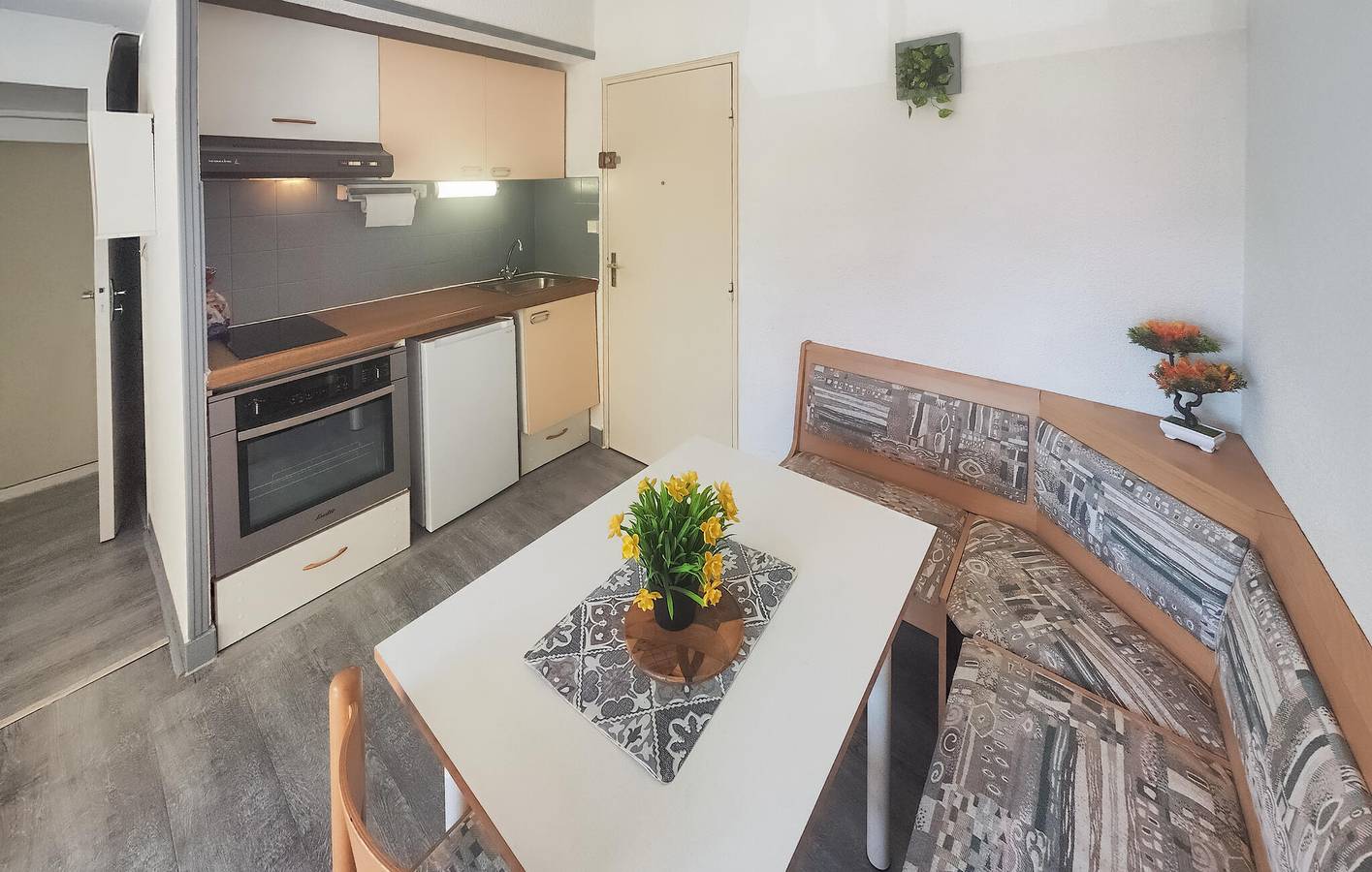 Ganze Ferienwohnung, Moderne Wohnung mit Parkplatz, TV und 2 km zum Stadtzentrum in Narbonne Plage, Narbonne