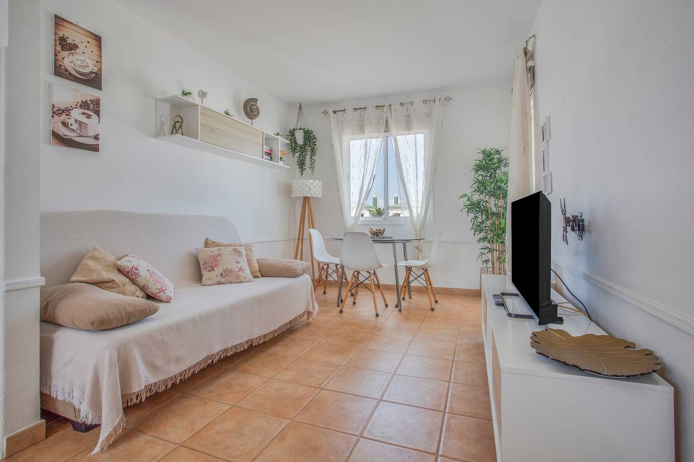 Entire apartment, Vacation Apartment 'Popcorn Beach House' with Shared Pool, Balcony and Wi-Fi in Corralejo, La Oliva