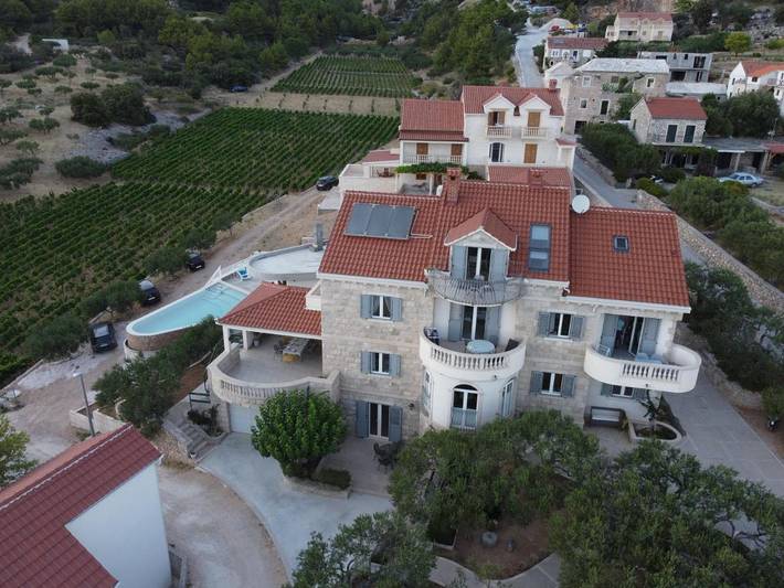Ferienwohnung für 2 Personen, mit Ausblick und Garten sowie Pool in Bol