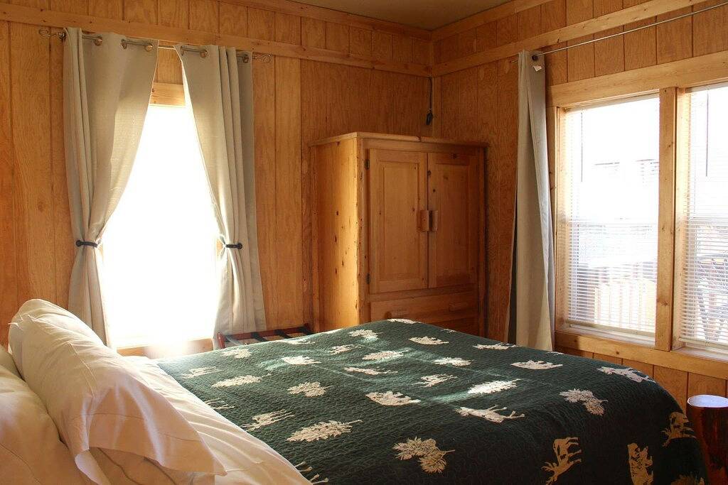 Yellowstone's Treasure Cabin # 4 - Kabine mit 2 Schlafzimmern - 2 Minuten vom Yellowstone Park entfernt in Gardiner, Absaroka Range