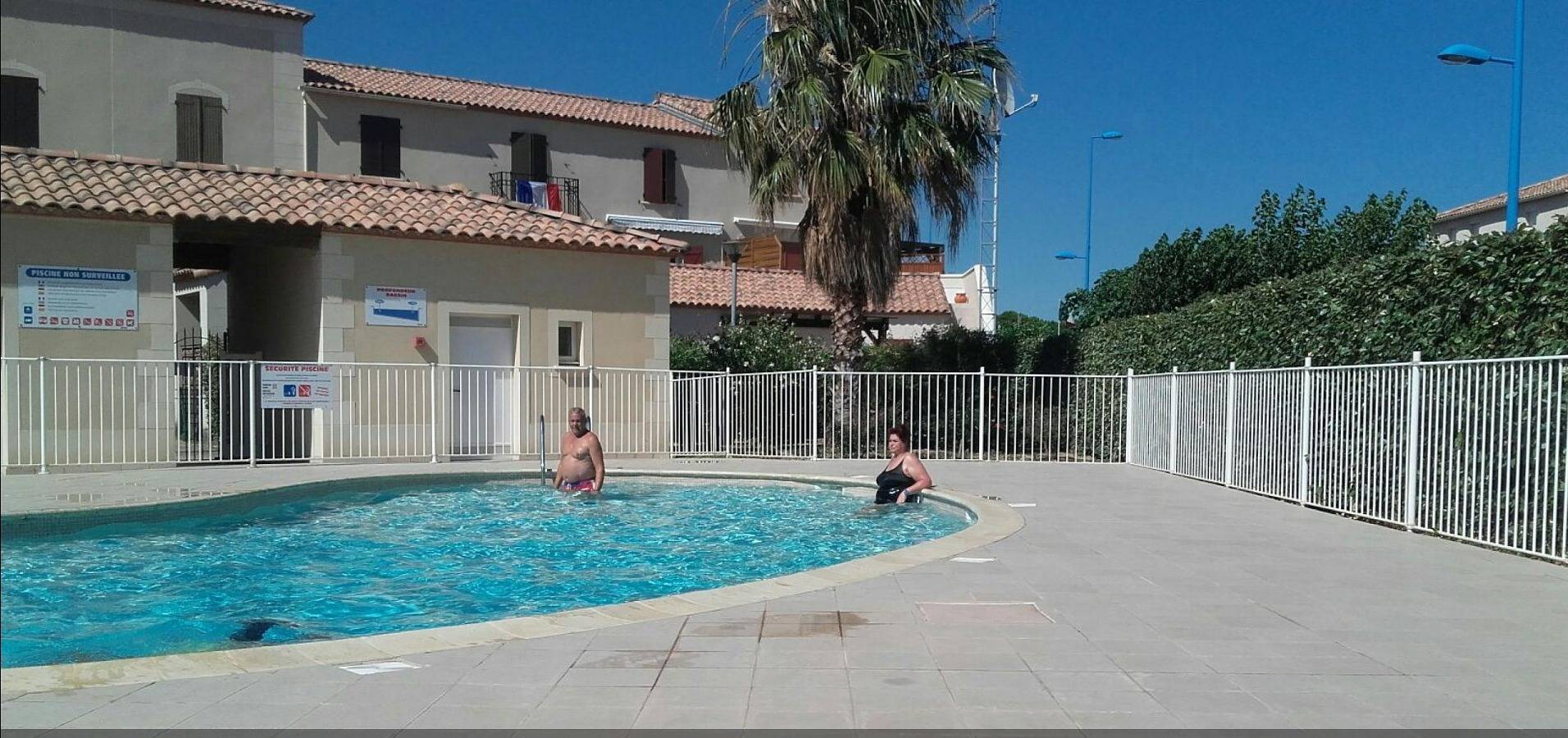 Entire apartment, Apartment 'Avec Jardin Et Piscine' with Shared Pool, Private Terrace and Wi-Fi in Narbonne Plage, Narbonne
