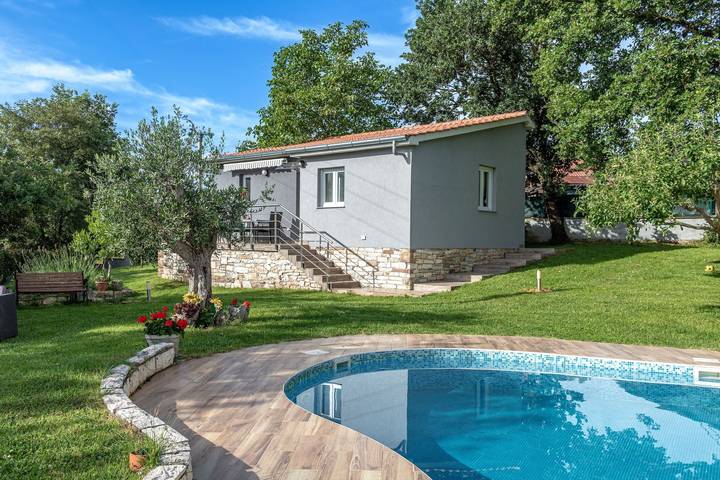 Ferienhaus für 4 Personen, mit Kinderpool und Terrasse sowie Garten und Pool