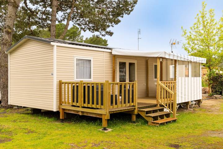 Mobil-home solaire avec piscine partagée, terrasse privée et Wi-Fi in Saint-Jean-de-Monts, Vendée