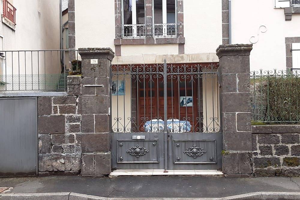 Entire apartment, City center apartment in Mur-de-Barrez, Aveyron