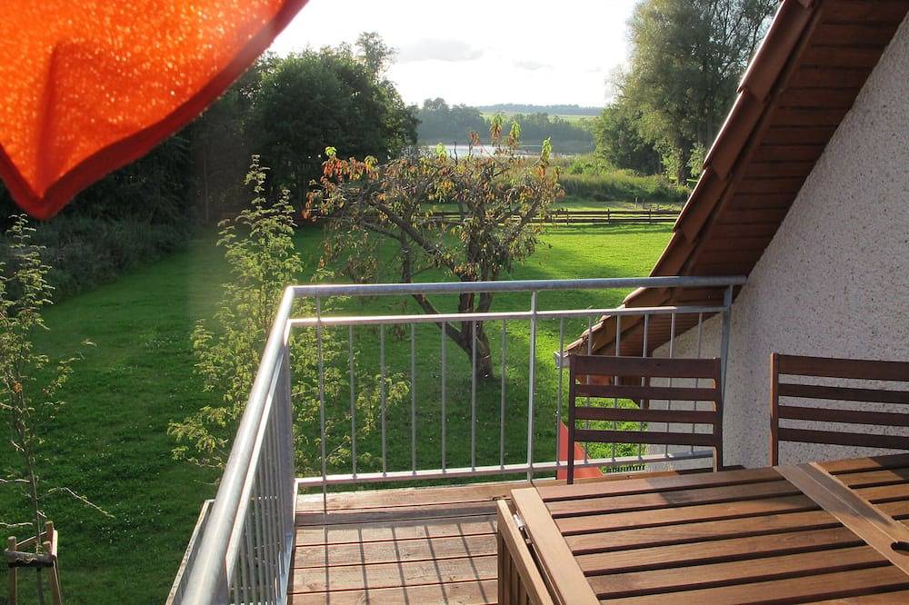 Ganze Wohnung, Blick zum See - moderne Ferienwohnung mit großer Terrasse in Strasen, Wustrow (Mecklenburgische Seenplatte)