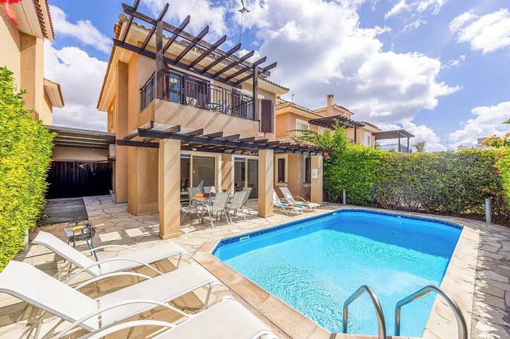Villa for 8 people, with balcony in Coral Bay (Cyprus)