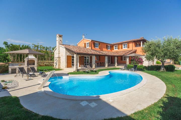 Ferienhaus für 12 Personen, mit Terrasse und Garten, mit Haustier in Kastelir