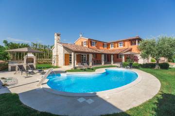 Ferienhaus für 12 Personen, mit Terrasse und Garten, mit Haustier in Kastelir